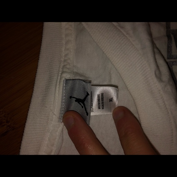 White AirJordan T Shirt Retro - Youth XL - Picture 3 of 3